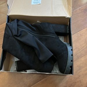 Like bran new I use it only one time; black color size 71/2